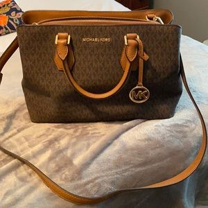 Michael Kors purse with removable strap. Excellent Condition.